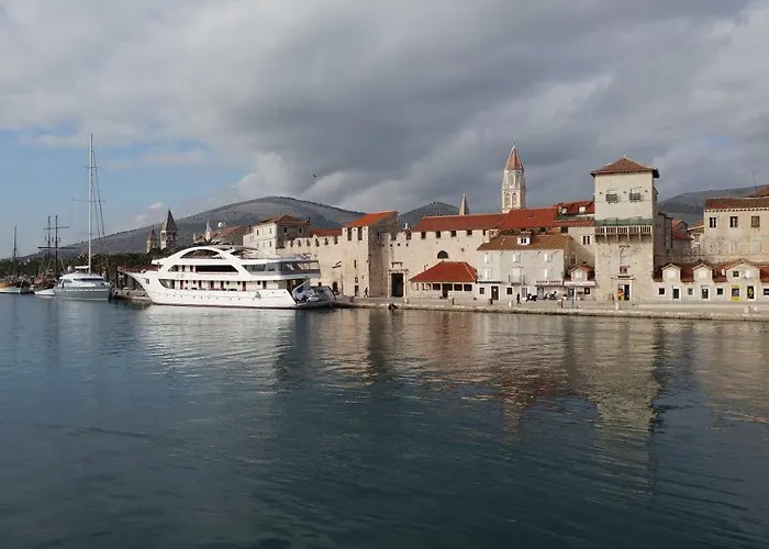 Διαμέρισμα Tina Τρογκίρ